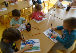 07 dzieci kolorują opaski z pączkami.